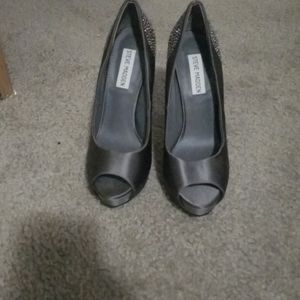 Grey pumps